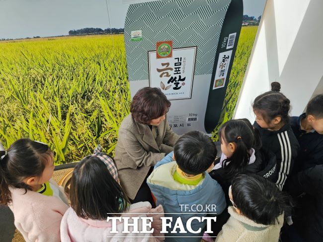 어린이들이 토탄농경유물전시관을 견학하는 모습./김포시농업기술센터