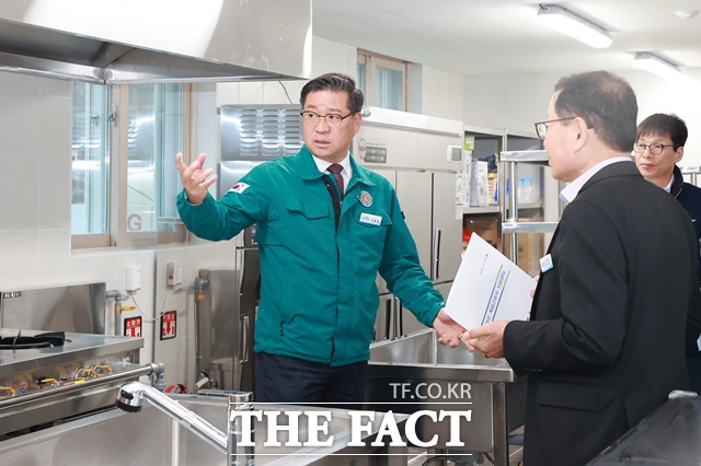 진병영 함양군수가 계절근로자 기숙사 현장점검을 하고 있다./함양군