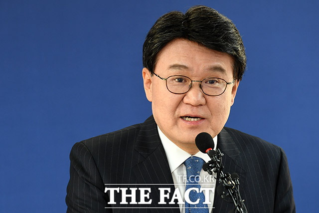 황운하 의원이 8일 오전 서울 여의도 조국혁신당사에서 기자회견을 열고 입당 선언을 하고 있다./남용희 기자