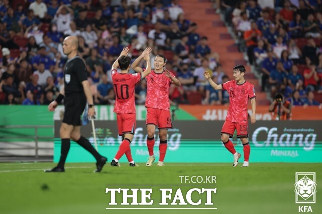 26일 태국과 2026 북중미 월드컵 2차 예선 C조 4차전에서 한국의 선제골을 합작한 조규성(가운데)과 이재성이 기뻐하고 있다./방콕=KFA