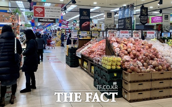 서울의 한 마트에서 사과가 판매되고 있는 모습. 한국은행의 조사에 따르면 2월 소비자물가지수 상승률 중 과일지수는 무려 41% 가까이 폭등했다. /더팩트 DB
