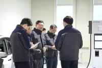  신동빈 롯데 회장, 전기차 충전기 핵심 공장 방문…신사업 점검