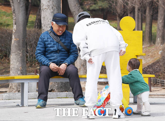 완연한 봄 날씨를 보인 27일 오후 인천 남동구 인천대공원을 찾은 한 어르신이 나들이 나온 아기를 바라보며 미소 짓고 있다.