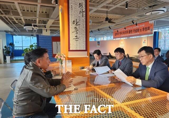 26일 김춘진 aT 사장(맨 오른쪽)이 ㈜강동오케익 풍년제과를 방문, 우리밀·쌀 소비활성화 방안에 대해 의견을 교환했다. / 한국농수산식품유통공사