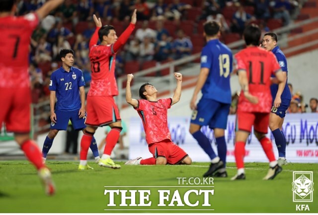 26일 태국 방콕의 라자망갈라 스타디움에서 벌어진 2026 북중미 월드컵 아시아 2차예선 C조 4차전에서 후반 3-0 쐐기골로 자신의 A매치 데뷔골을 기록한 한국의 박진섭(가운데)이 감격적인 골 세리머니를 하고 있다./방콕=KFA