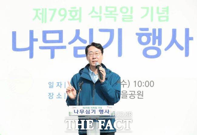 정명근 화성시장이 27일 병점노을공원에서 열린 나무심기 행사에서 인사말을 하고 있다./화성시