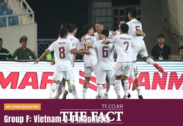 신태용 감독이 이끄는 인도네시아 선수들이 26일 베트남과 2026 북중미 월드컵 아시아 2차예선 F조 4차전에서 골 세리머니를 펼치고 있다./AFC