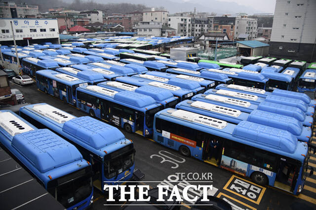 서울시내버스 노조가 총파업에 돌입한 28일 오전 서울 강북구의 한 차고지에 운행을 멈춘 버스들이 주차돼 있다. /이새롬 기자