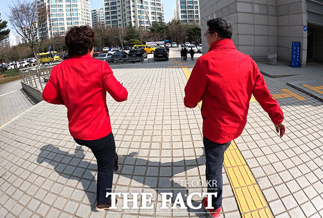 다음 장소로 빠르게 뛰어가는 이 후보(오른쪽)와 박선미 하남시의원. /김세정 기자