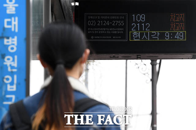 서울 시내버스 노조가 총파업에 돌입한 28일 오전 혜화역 인근에서 시민이 버스를 기다리고 있다. /서예원 기자