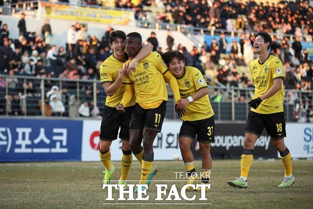 3라운드 4-0 대승의기세를 타고 주말 홈경기에서 연승을 노리고 있는 전남 선수들의 골 세리머니 장면./K리그