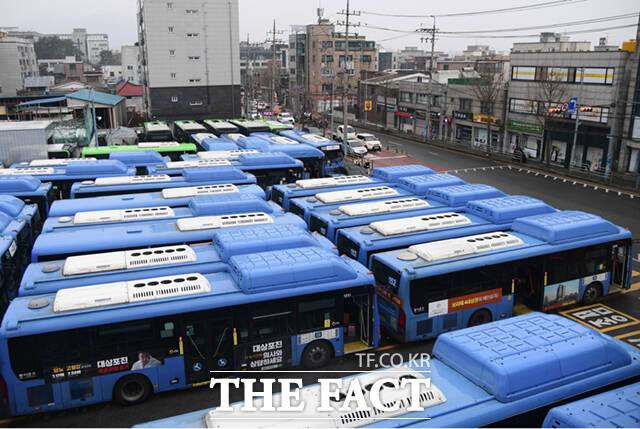 서울 시내버스가 임금인상폭을 두고 마찰을 빚으며 결국 12년 만에 파업에 들어갔다. 28일 오전 서울 강북구의 한 차고지에 운행을 멈춘 버스들이 주차돼 있다. /이새롬 기자