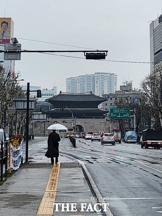 서울 시내버스가 12년 만에 파업에 돌입한 28일 오전 동대문구 종로6가 왕복 4차선 일대는 텅 빈 모습이었다./이윤경 기자