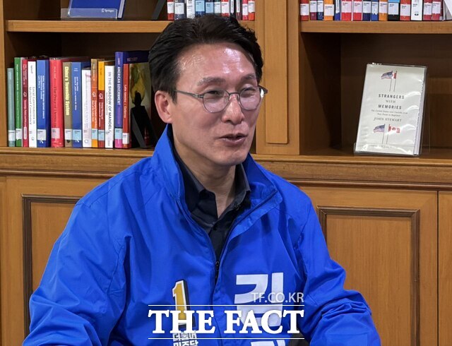 김민석 서울 영등포을 후보이자 더불어민주당 총선 상황실장은 민주당이 유리하다는 분석에 백중세라며 긴장감을 늦추지 않았다. /김민석 의원 제공
