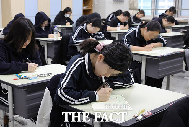 2024년 전국연합학력평가가 열린 28일 오전 서울 강남구 개포고등학교에서 3학년 학생들이 시험을 준비하고 있다. /사진공동취재단