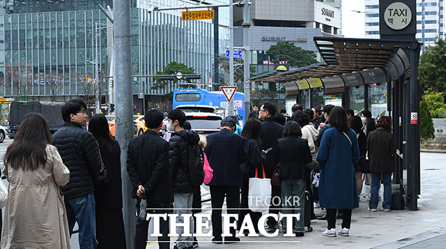 서울 시내버스 총파업이 시작된 28일 오전 서울 용산역 앞에서 시민들이 택시를 기다리며 길게 줄지어 있다. /이동률 기자