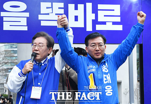 4.10 총선 공식 선거운동 첫날인 28일 오전 이재명 더불어민주당 대표가 서울 용산구 용산역 광장에서 열린 선대위 출정식에 참석해 강태웅 서울 용산 후보와 함께 지지를 호소하고 있다. /이동률 기자