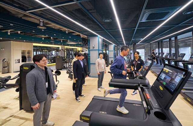LG 직원들이 LG트윈타워 동관 2층에 신규 조성된 트윈 피트니스에서 운동기구를 체험하고 있다. /LG그룹