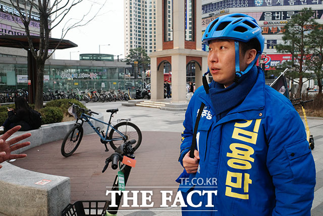 파란색 헬멧을 쓴 채 미사역 시계탑 광장을 찾은 김용만 민주당 하남을 후보. 김 후보는 이날 친환경 자전거 유세에 나섰다. /김세정 기자