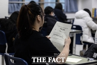  '3월 전국연합학력평가' 시험지 확인하는 수험생 [포토]