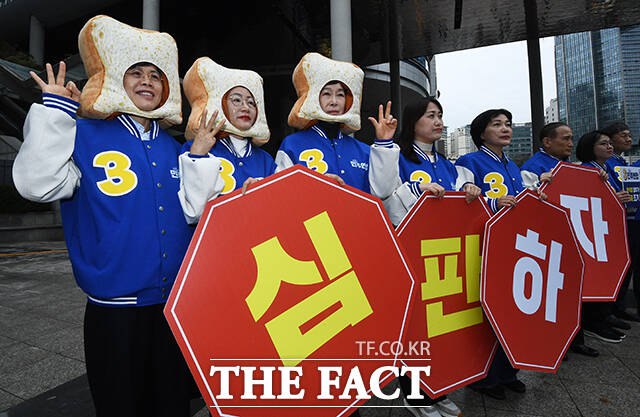 지난 28일 서울 용산역 첫 공식 선거유세에서 더불어민주연합 비례 후보들이 식빵 모양 모자를 쓰고 더불어몰빵을 홍보하는 모습. /이동률 기자