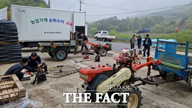 보성군은 다가오는 영농철을 맞아 지난 21일 벌교읍 추동리를 시작으로 ‘찾아가는 농기계 순회수리’를 실시했다고 29일 밝혔다./보성군