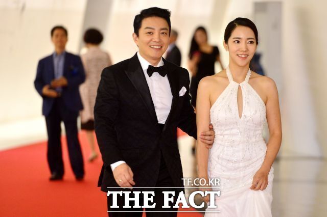 배우 이범수 통역사 이윤진이 결혼 14년 만에 파경을 맞았다.