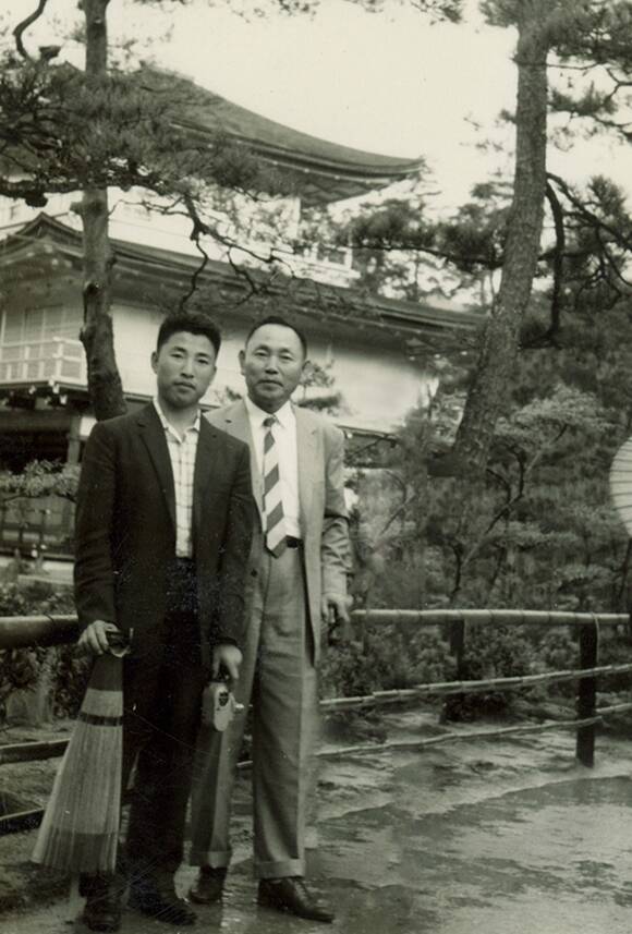 조석래 명예회장의 1950년대 일본 유학 당시 아버지 고 조홍제 회장과 함께.