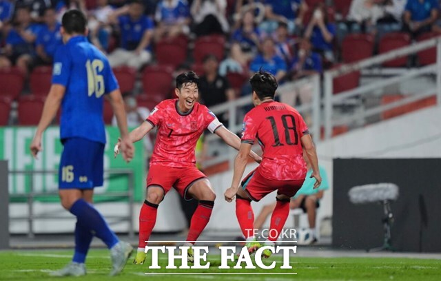 누가 물리적 충돌을 빚은 선수들이라고 믿겠는가. 한국축구대표팀의 캡틴 손흥민과 이강인이 26일 태국과 2026 북중미 월드컵 2차예선 C조 4차전에서 추가골을 합작한 뒤 마주보며 기뻐하고 있다./AFC