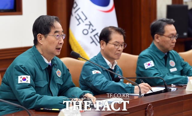 한덕수 국무총리(왼쪽)는 29일 서울 종로구 정부서울청사에서 5대 병원장 간담회를 열고 최일선에서 전공의, 교수들과 늘 함께 하고 계신 병원장들께서 의-정 대화체 구성에 역할을 해달라고 당부했다./임영무 기자