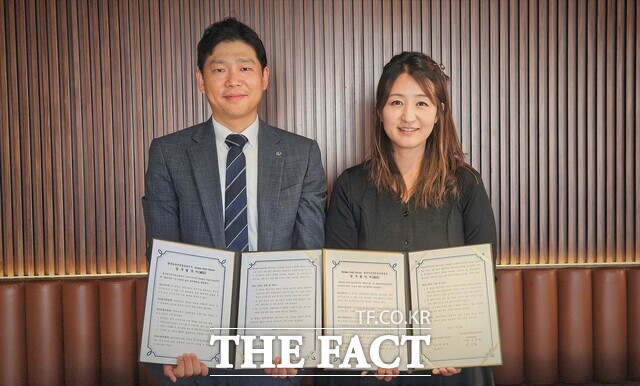 전용필 aT 두바이지사장(왼쪽)이 김혜진 카타르 코리안푸드센터 대표와 업무협약을 체결하고 상호간 협력을 약속했다. / 한국농수산식품유통공사