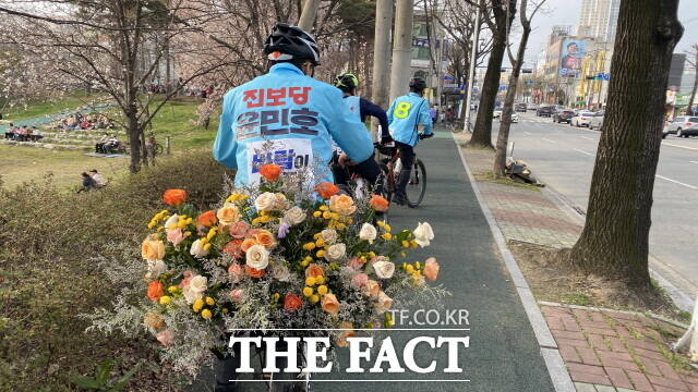 30일 광주 진보당 윤민호 후보가 꽃을 가득 실은 자전거 유세단을 운영해 시민들의 눈길을 모았다./진보당