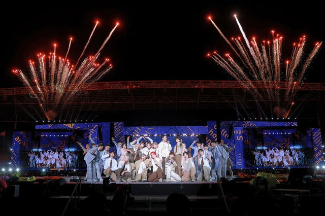세븐틴이 30일에 이어 31일 인천 아시아드주경기장에서 스타디움 앙코르 콘서트 FOLLOW AGAIN TO INCHEON을 개최했다. 이틀간 약 5만 6천여 명의 관객들이 모였다. /플레디스엔터