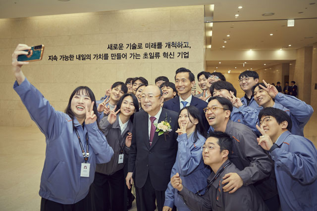 김승연 회장과 김동관 부회장이 한화에어로스페이스 직원들과 셀카를 찍고 있다. /한화