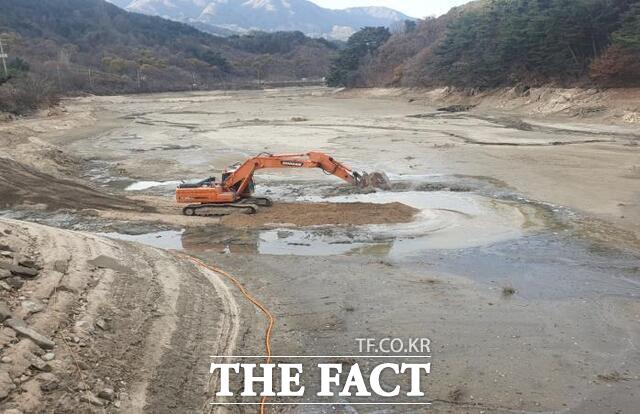 농어촌공사가 추진하는 저수지 준설사업 현장에서 중장비가 퇴적된 토사를 파내고 있다. / 한국농어촌공사