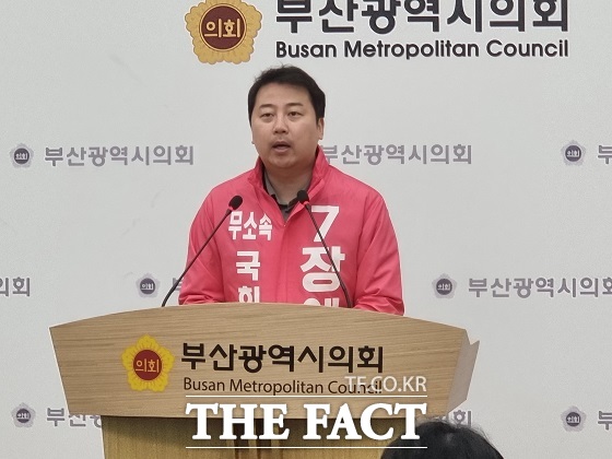 제22대 총선 부산 수영구 선거구에 출마한 장예찬 무소속 후보는 1일 오전 부산시의회에서 기자회견을 열고 보수 단일화를 제안한다. 아무리 불리한 조건이라도 전부 수용하겠다며 여론조사 100%도 좋고, 당원 조사 100%도 좋다고 밝혔다./장예찬 캠프