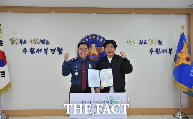김재광 수원서부경찰서장(왼쪽)과 택시기사 박지훈 씨. /경기남부경찰청