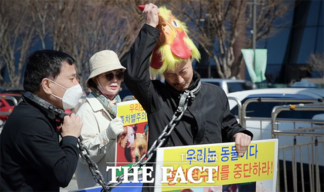 지난달 21일 오후 광화문광장에서 열린 동물권 기자회견에 참석한 신종석 동물 권리 운동가(오른쪽). /이덕인 기자