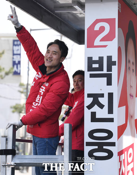 박진웅 국민의힘 강북을 후보가 2일 서울 강북구 일대에서 유세차량에 올라 지지를 호소하고 있다. /이새롬 기자