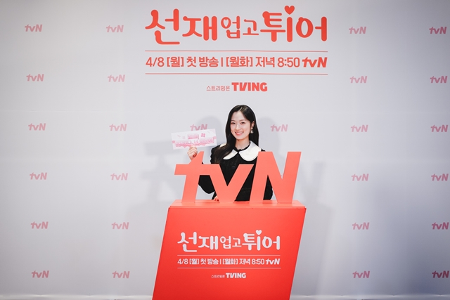 김혜윤은 최애의 운명을 바꾸기 위해 열아홉 살로 타임슬립한 임솔로 분해 다채로운 매력을 발산한다. /tvN