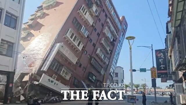 3일(현지시간) 대만 동부 화롄현의 한 건물이 강진으로 붕괴돼 크게 기울어져 있다. /화롄=AP.뉴시스