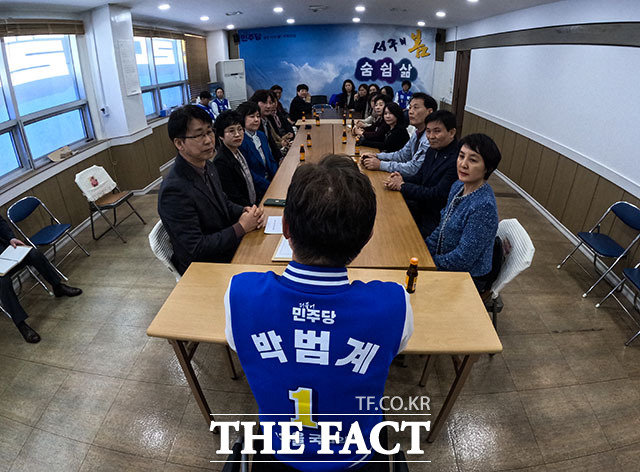 사무실을 찾은 지역 주민들을 만난 박 후보. 이들의 내는 의견을 귀담아듣고 메모하기도 했다. /김세정 기자