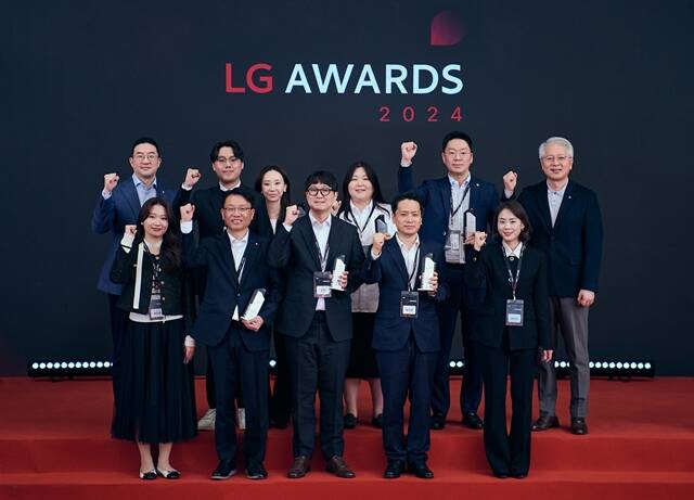 구광모 LG그룹 회장이 LG 어워즈 수상자들과 기념 촬영을 하고 있다. /LG그룹