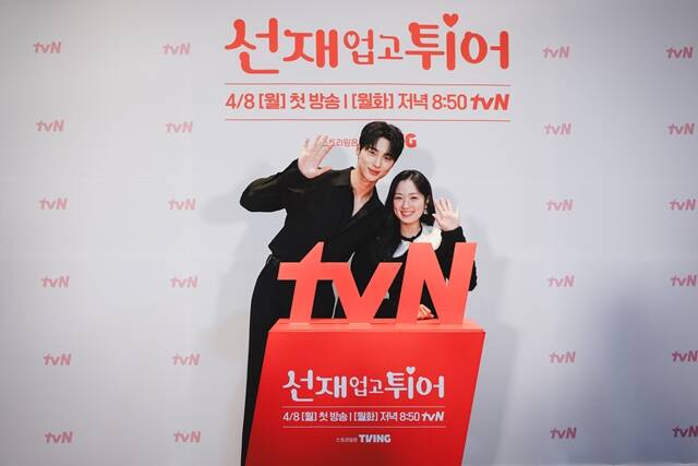 변우석(왼쪽)과 김혜윤이 선재 업고 튀어로 로맨스 연기 호흡을 맞추며 시청자들을 설레게 만들 전망이다. /tvN