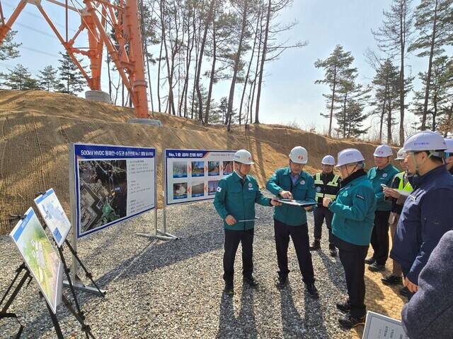 김동철 한국전력 사장(앞줄 왼쪽 세번째)이 1~2일 산불취약지역과 에너지 신기술 활용 현장을 점검했다. /한국전력