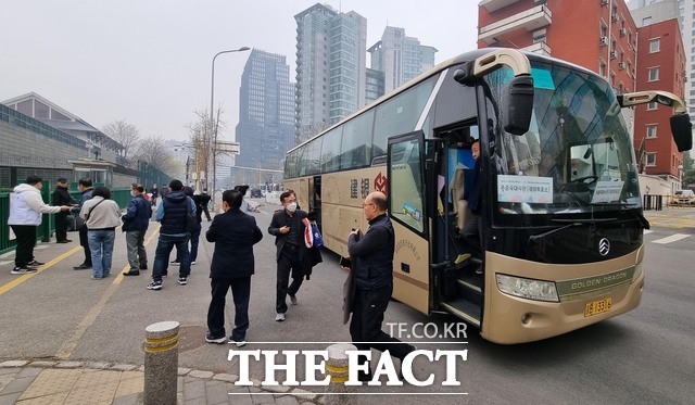 제22대 국회의원선거 재외국민 투표 첫날인 지난달 27일 중국 톈진시 거주 교민들이 버스를 이용해 베이징 차오양구 주중한국대사관에 마련된 재외투표소에 도착하고 있다. 톈진시에서 베이징시까지는 약 140km 거리다. /뉴시스