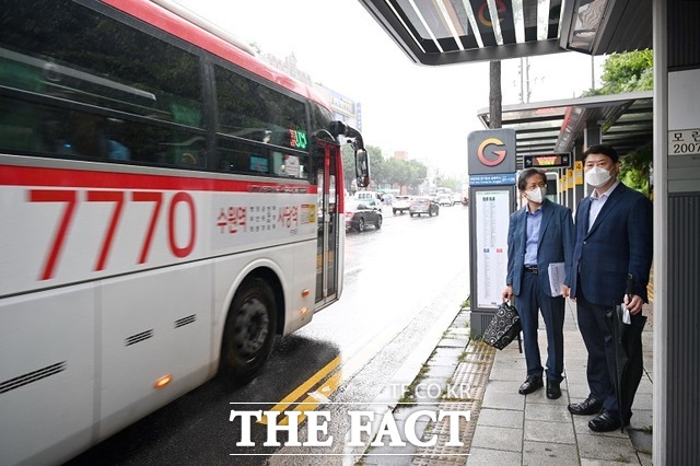 우이신설선 등 서울 일부 지역에서 시범운영되고 있는 지하철 태그리스(비접촉 요금 결제시스템)가 지하철 1~8호선 확대를 앞두고 있는 가운데 수도권 통합환승 문제가 쟁점으로 떠오른다. 경기도 광역버스. /경기도