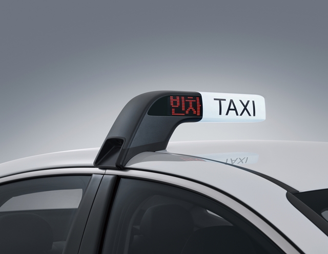 현대자동차가 택시 표시와 빈차 표시등을 통합한 새로운 디자인의 스마트 택시 표시등을 쏘나타 택시에 장착한다. /현대자동차