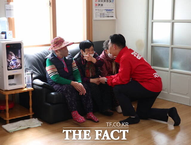 김준호 노원을 국민의힘 후보가 2일 상계동 한 아파트 경로당에 방문해 어르신들과 인사를 나누고 있다. / 조채원 기자