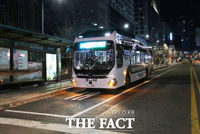 서울시민들의 새벽 출근길을 돕는 오세훈표 자율주행버스가 전국으로 확산되는 가운데, 하루 평균 100명 이상이 탑승하는 것으로 나타났다. /서울시